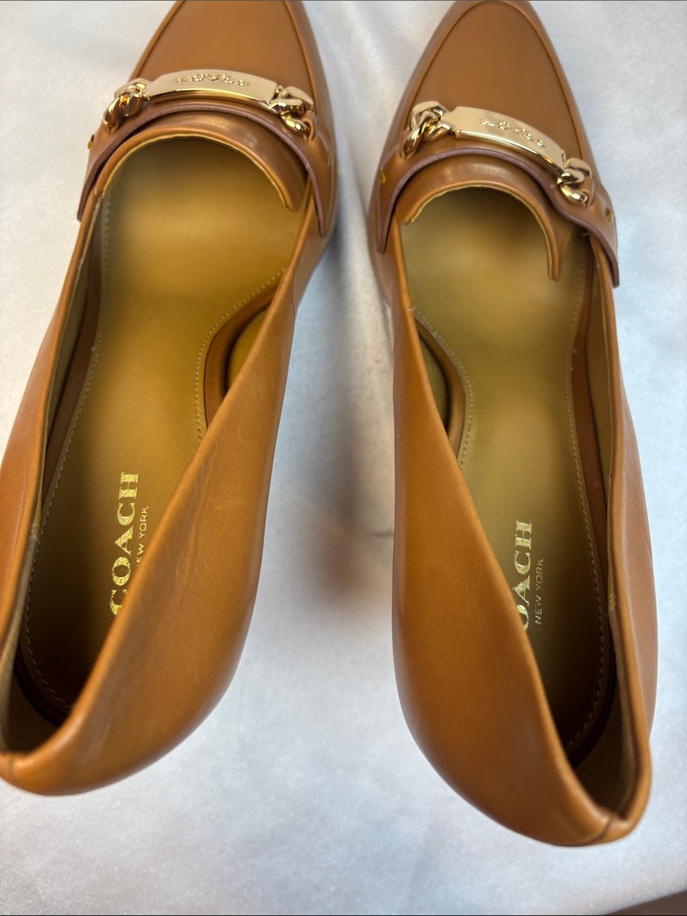 COACH Caramel Leather Heels with Gold Chain Plaque - Picture 10 of 11